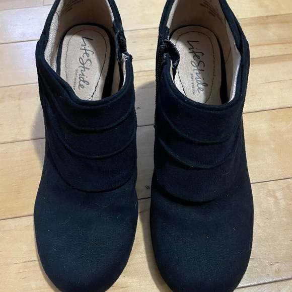 NEW - LIFESTRIDE "Corie" Ankle Boots (6W) - Picture 3 of 5